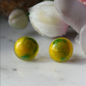 малки обеци от смола в перлено жълто и зелено