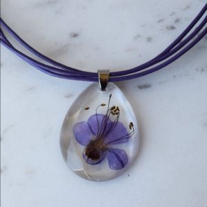 колие от смола и цветче "Здравец"