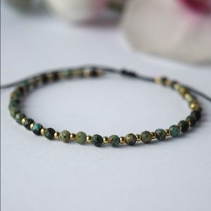фина гривна от естествени камъчета Африкански Тюркоаз и златисти мъниста 